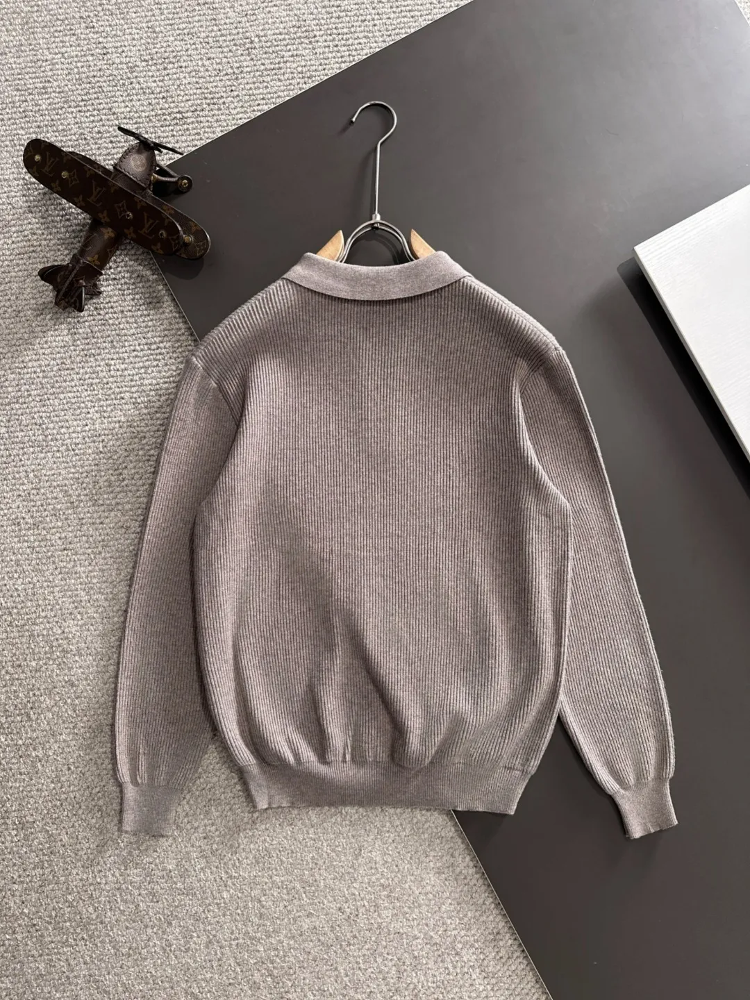 Next day shipping P360 Big Goose 2025 official website latest round neck sweater for autumn and winter, popular models are on sale at the same time at the counter! Specially made of wool blended fabric. It feels comfortable and can be directly in contact with the skin. The logo badge is exquisitely embroidered, which is extremely eye-catching! The details highlight the fashionable charm of big brands. Exquisite workmanship. Three-dimensional cutting style. The wearing effect is invincible and handsome! All three standards are complete! Size: M-3XL